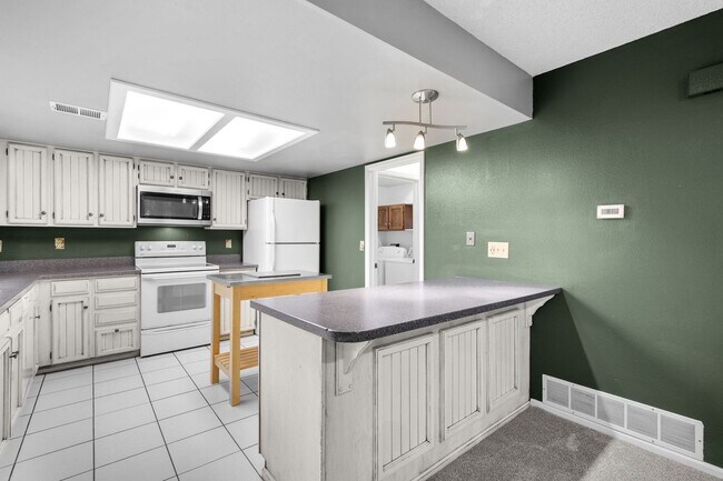 Building Photo - 2 Bed 2 Bath  in Heather Ridge