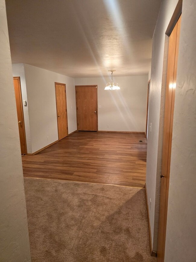Building Photo - 2 Bedroom in Excellent Location!
