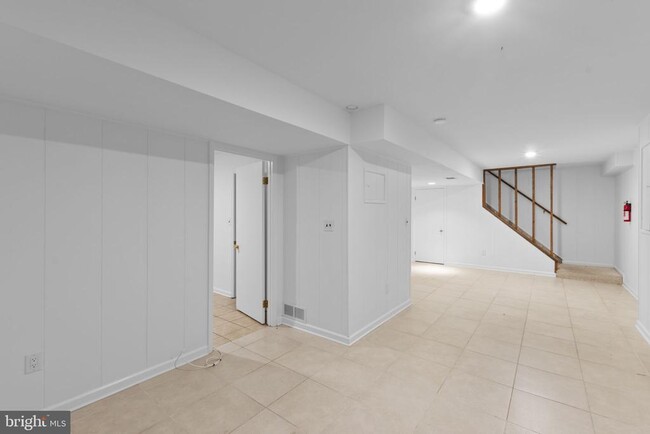 Building Photo - 6048 Redwood Ln