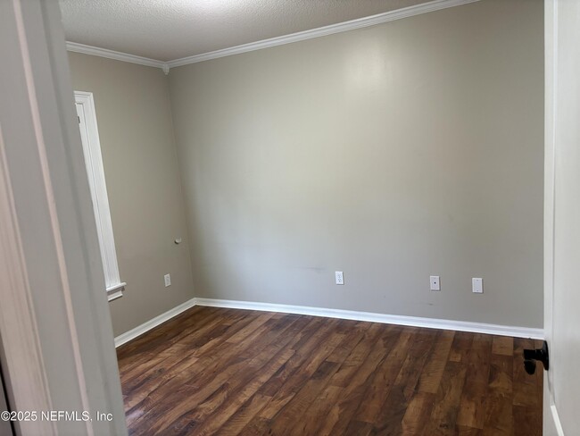 Building Photo - 916 Hyannis Port Dr