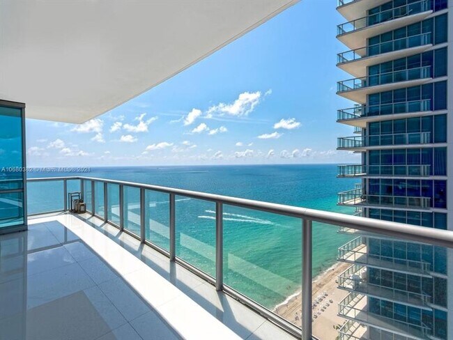 Building Photo - 17121 Collins Ave