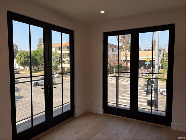 Building Photo - 10352 Riverside Dr