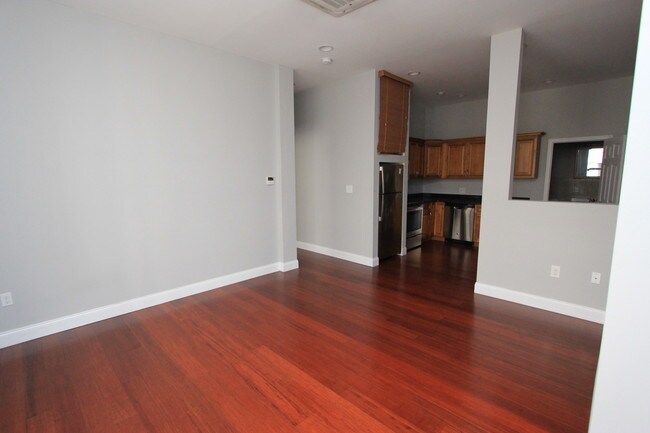 Building Photo - 32 W Market St