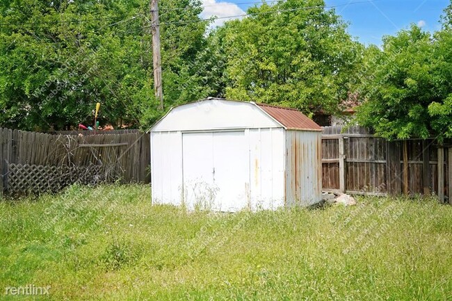 Building Photo - 704 Lynne Ln