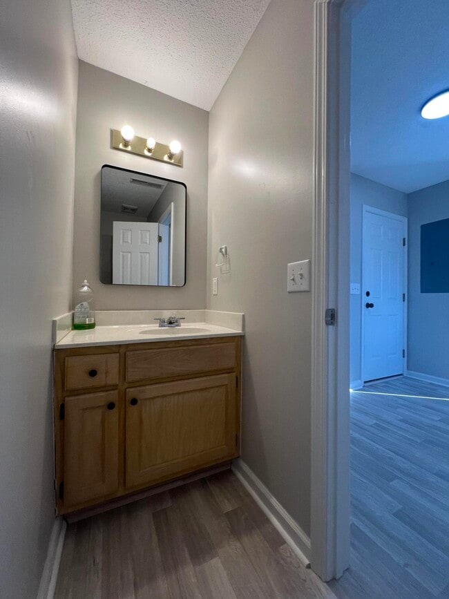 Building Photo - 1240 Inabinet Dr