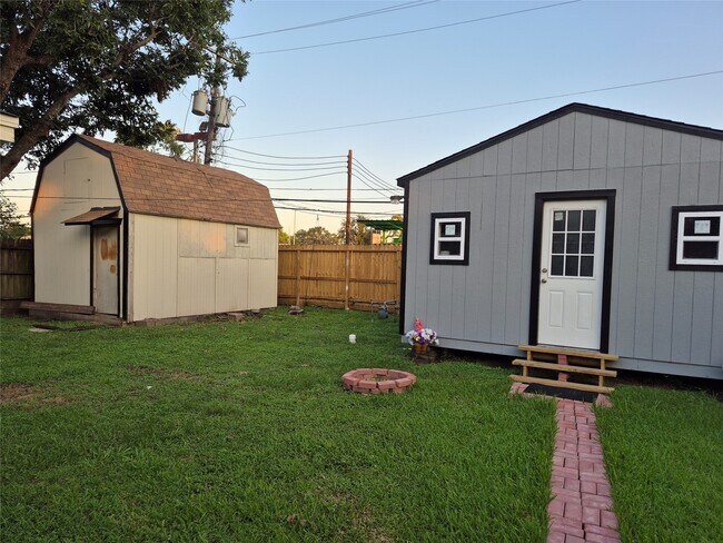 Building Photo - 854 Shawnee St