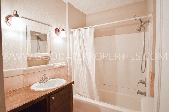 Building Photo - 2-Bedroom Farmhouse