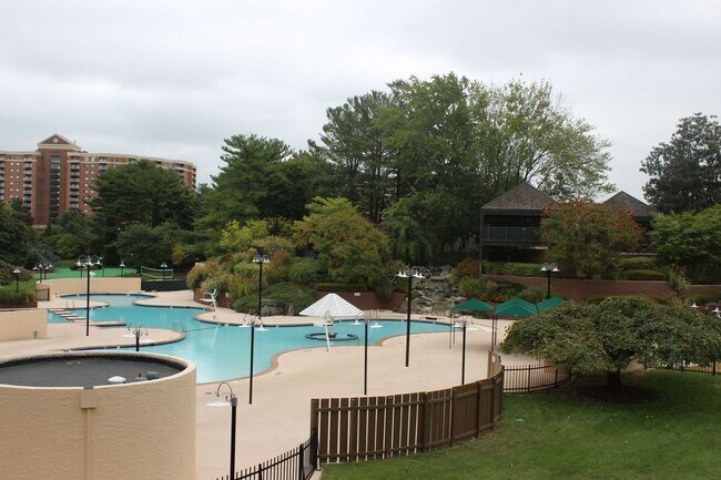 Building Photo - 307 Yoakum Pkwy