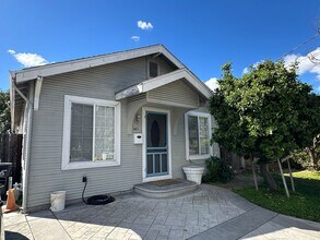 Building Photo - Downtown Bungalow, Pet Friendly, Large Yard