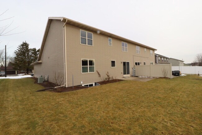 Building Photo - Large 3 Bedroom 2 Bath Townhouse style Duplex