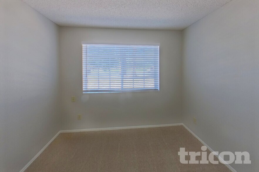 Building Photo - 601 E Palomino Dr