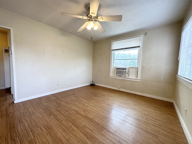 Building Photo - Cute 1 Bedroom 1 Bathroom Unit