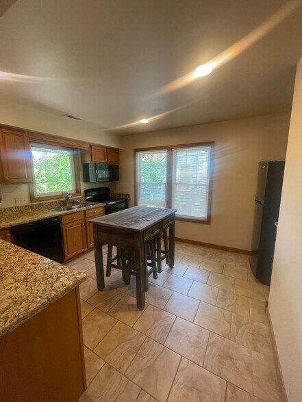 Building Photo - 806 Sybil St