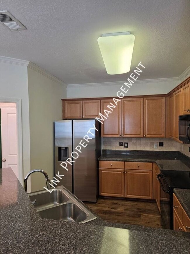 Building Photo - HALF OFF APRIL!  Beautiful One-Level Downstairs Condo in Prime Hamilton Place Location