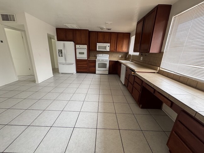 Building Photo - 5502 W Catalina Dr
