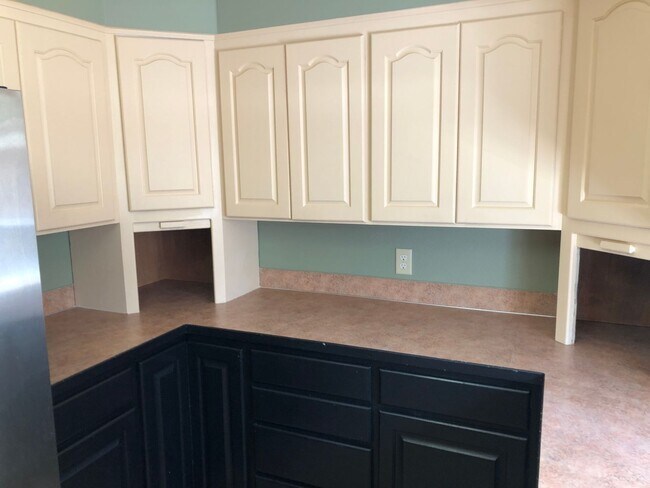 Building Photo - 3 bedroom 1 bath house in Eugene!