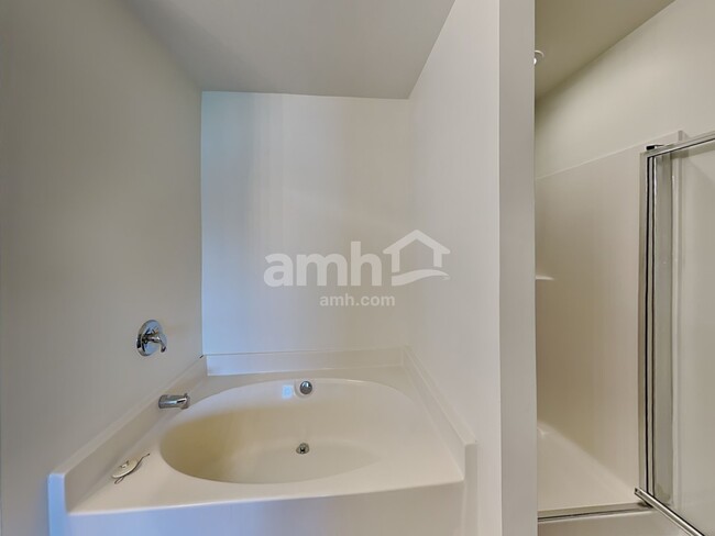 Building Photo - 1749 E Ridge Heights Dr