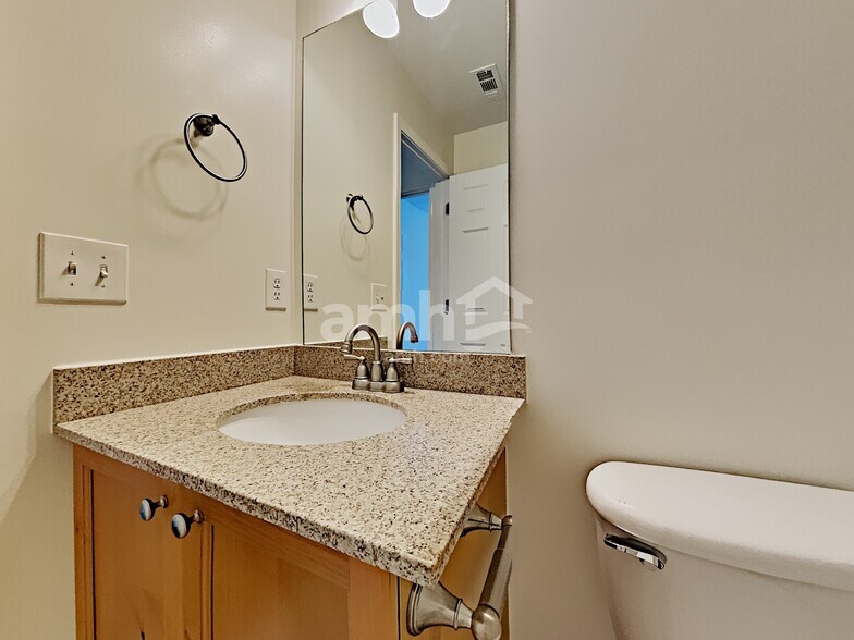 Building Photo - 488 Lincolnwood Ln