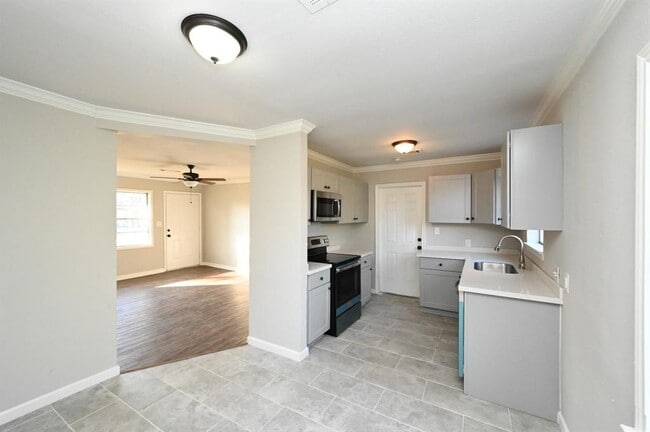 Building Photo - 1411 Laskey St