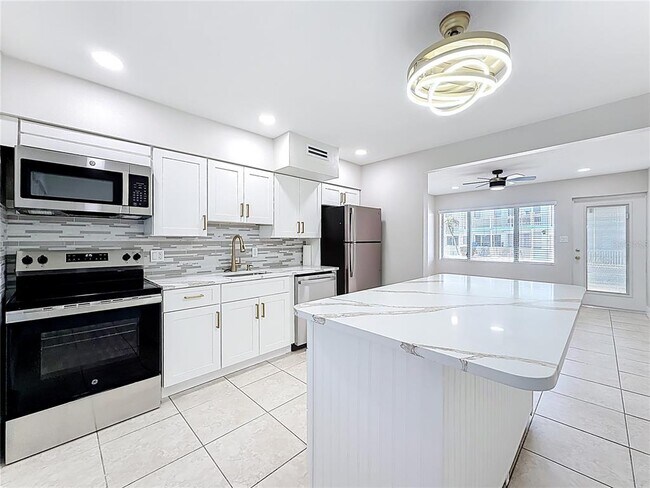 Building Photo - 1840 Shore Dr S