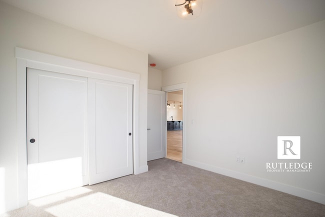 Building Photo - East Medford Cedar Links Living