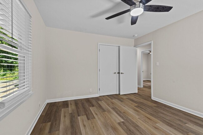 Building Photo - Gorgeous 3 Bedroom, 2 Bath Split-level home in Brentwood - High-end Renovation, Pet Friendly!