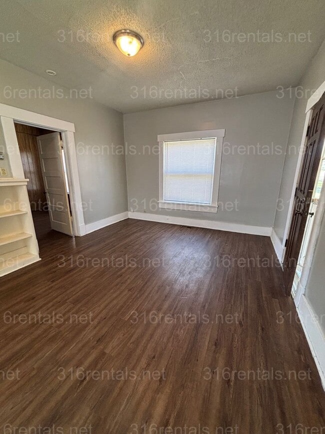 Building Photo - Three bedroom one bath freshly painted house available NOW!