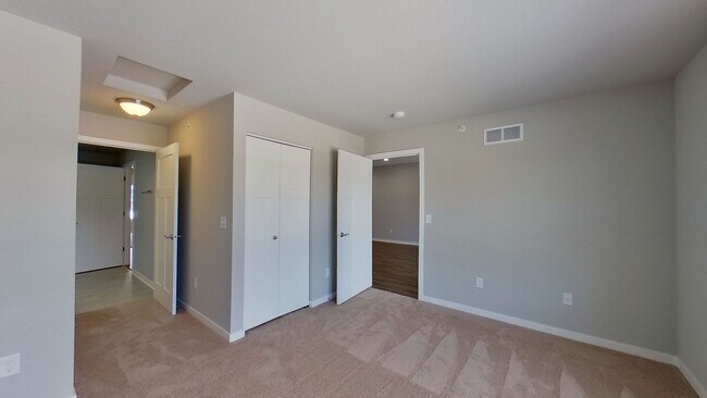 Building Photo - Like New Condo Style Upper 2 Bedroom 1 Bathroom Apartment is Available