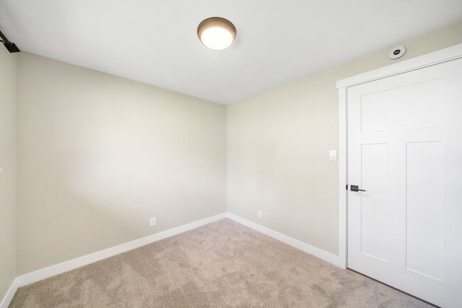 Building Photo - Beautifully updated 3 bed 3 bath Steilacoo...