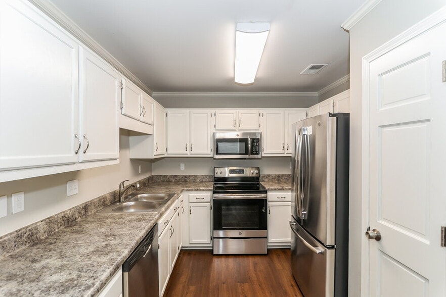 Building Photo - 5896 Pipers Green Ln