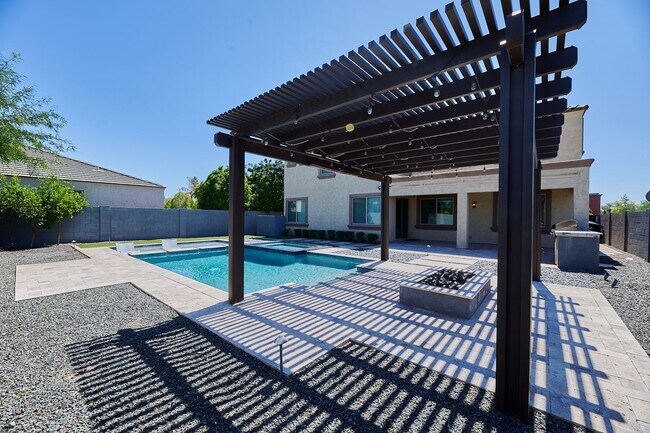 Building Photo - Lynx