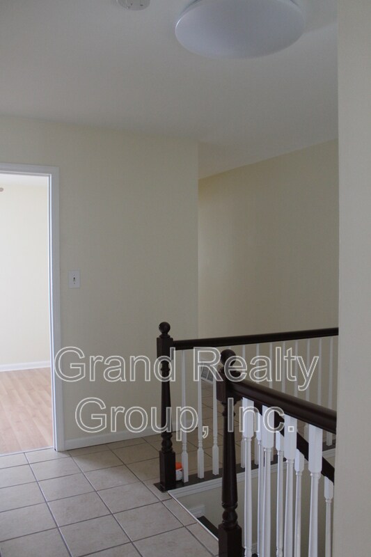 Building Photo - 440 Meadow Green Ln