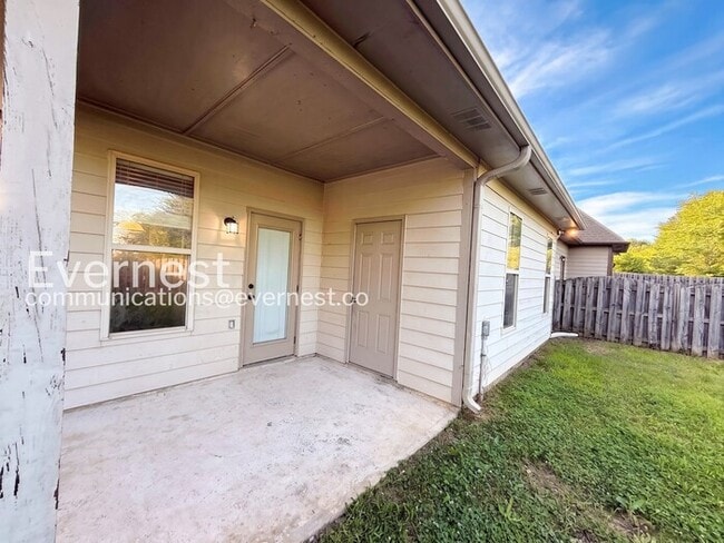 Building Photo - 3-Bed/2-Bath Home with Fenced Yard/Available Now!