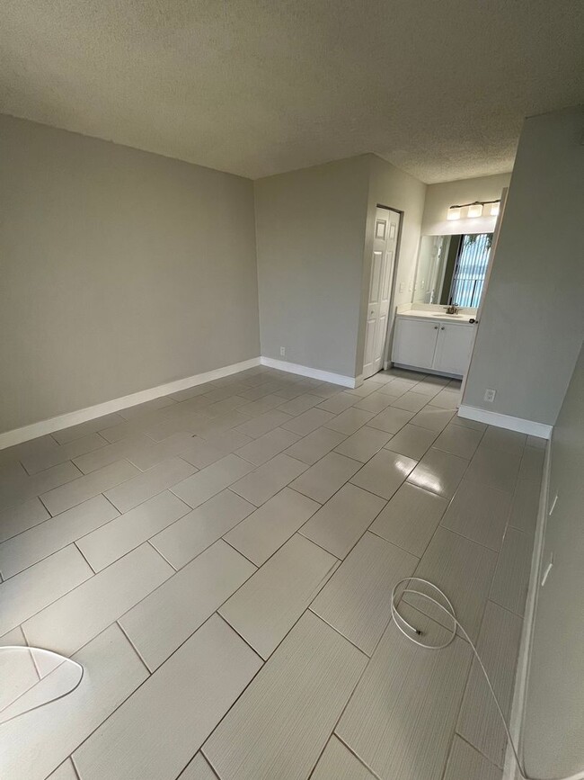 Building Photo - ONE BEDROOM ONE BATHROOM with FULL LAKE VIEW!