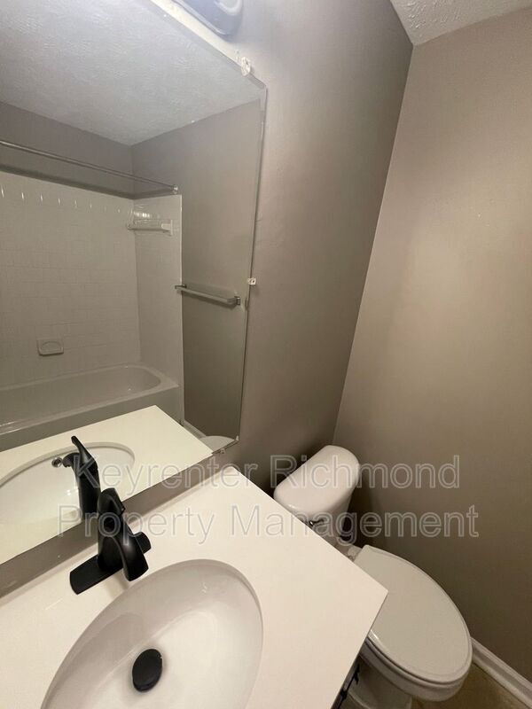 Building Photo - 9389 Horse Castle Ct