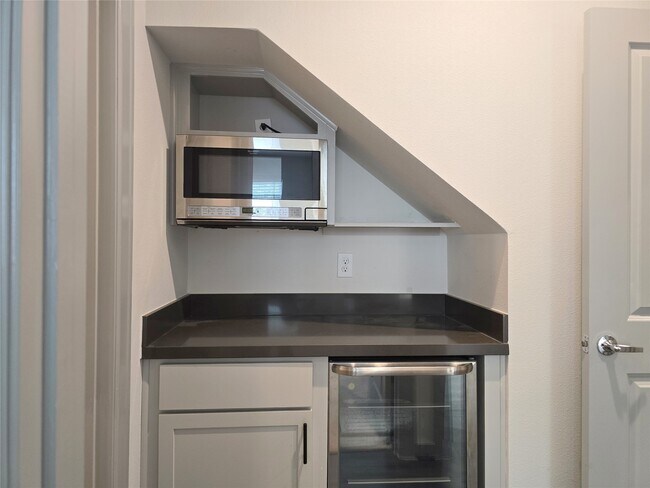 Building Photo - 611 Emile St