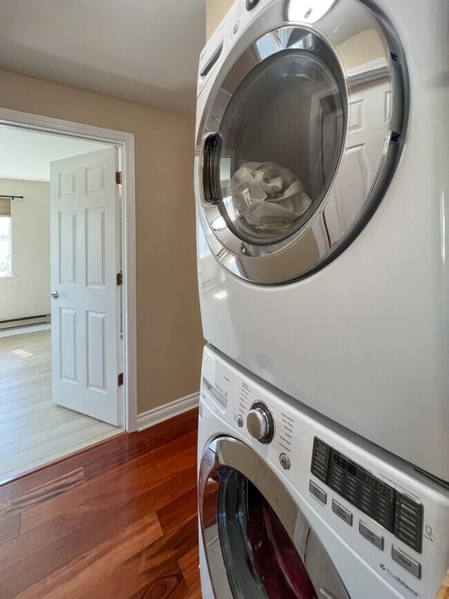 Building Photo - 2Bd/1.75Ba Seattle Condo