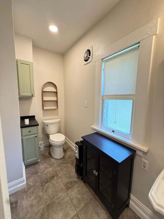 Building Photo - 3 Bed 1 Bath in Rountree