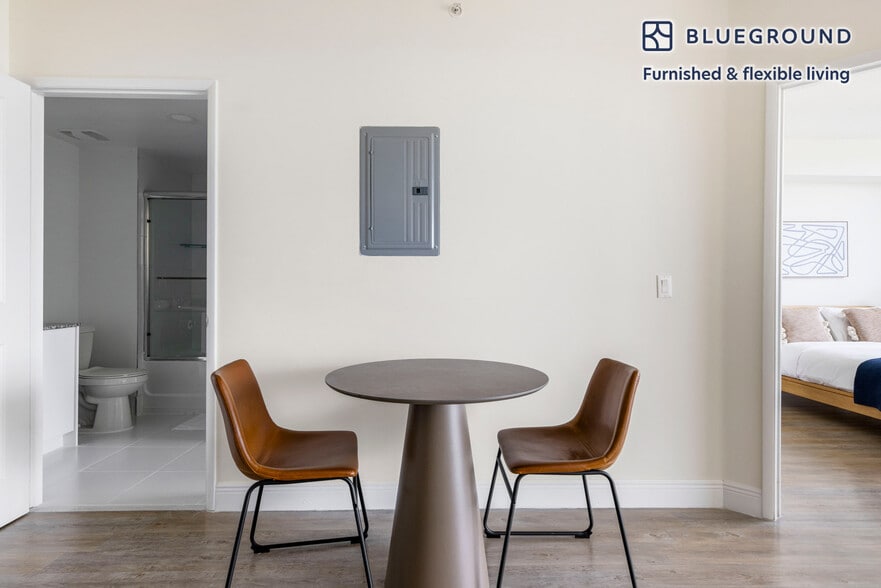 Building Photo - 987 SW 37th Ave