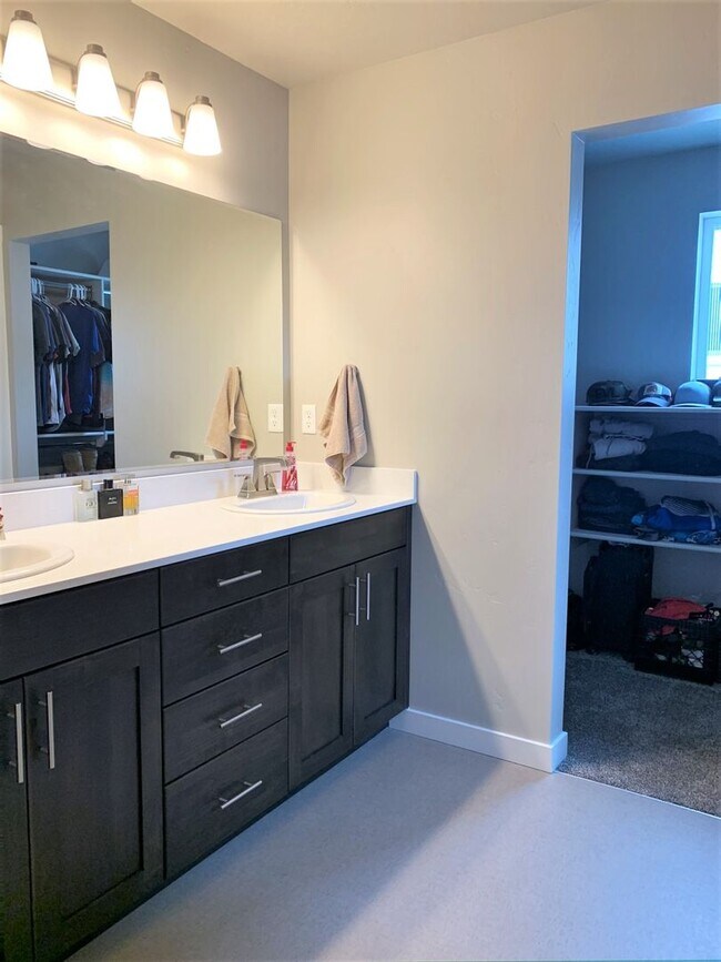 Building Photo - Newer 4 bed 2.5 bath home off Overland and...
