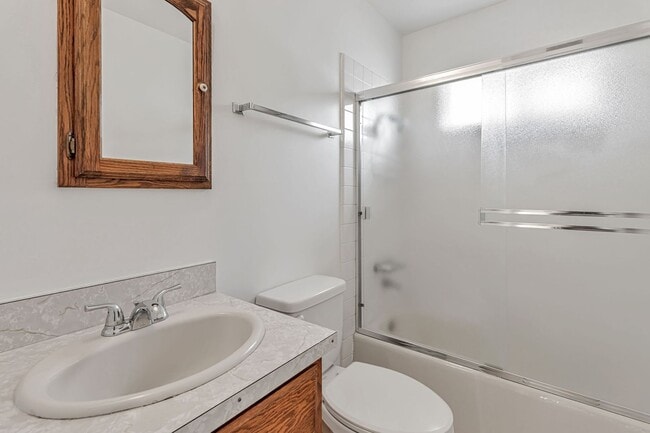 Building Photo - Charming 4-Bedroom 2-Bathroom Home in Sant...