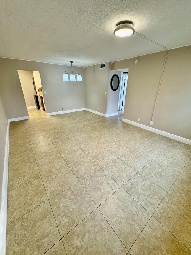 Building Photo - 10008 Twin Lakes Dr