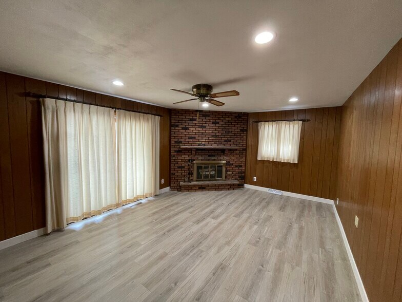 Building Photo - 1210 Woodridge Dr