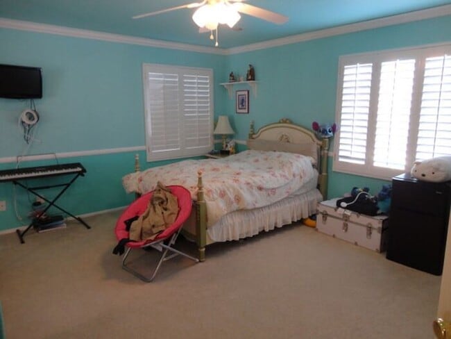 Building Photo - Luxurious 5 + 3 Pool/View Home Castaic