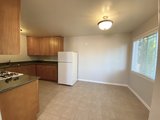 Attached Dining Area - 601 N Amphlett Blvd