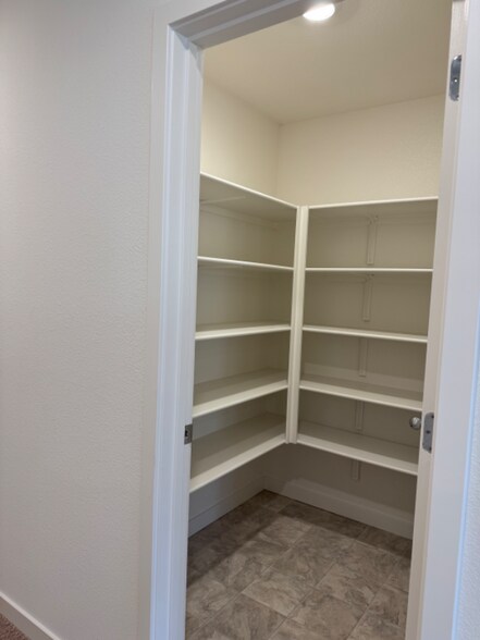 Building Photo - 221 Dylan St