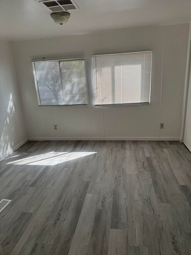 Building Photo - 3 bedroom 2 bath home in quiet neighborhood