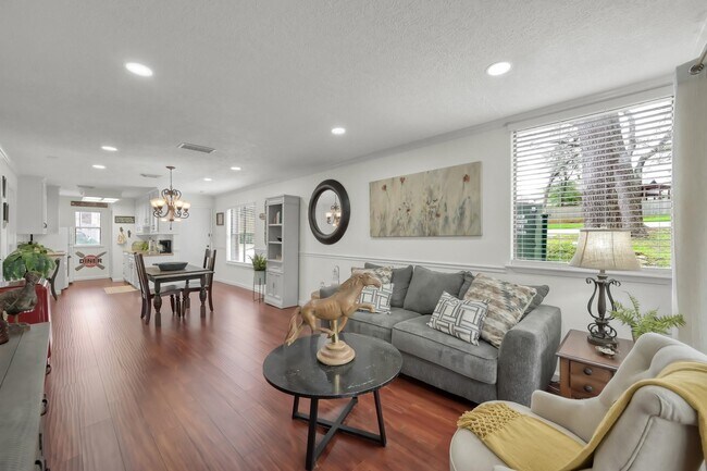 Building Photo - 3900 Aspen Dr