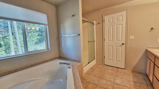 Building Photo - Beautiful 5 bed 2.5 Bath Home in Renton Highlands