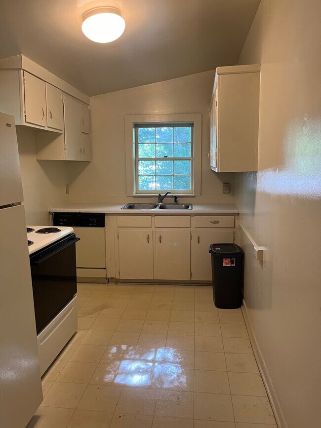 Building Photo - Charming Historic Home – Spacious 2-Bedroo...